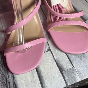 NWT Ladies Sexy strappy sandal in a great spring pink in size 9